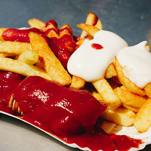 Currywurst mit Pommes